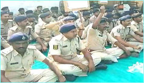 
Hundreds of jail police personnel go on mass CL in Gujarat 